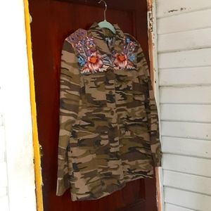 Johnny Was Workshop sz xs camo floral & Astec print denim jacket 28 inches long